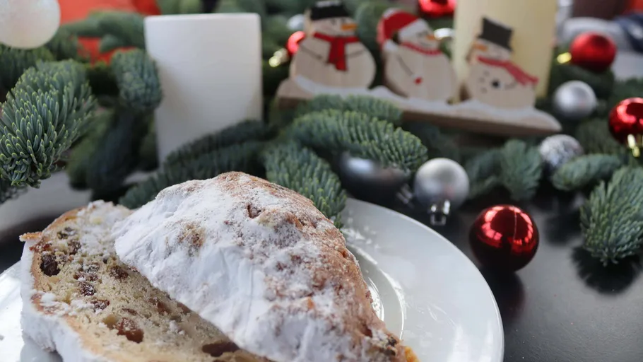 Stollen auf Teller mit Weihnachtsdekoration.