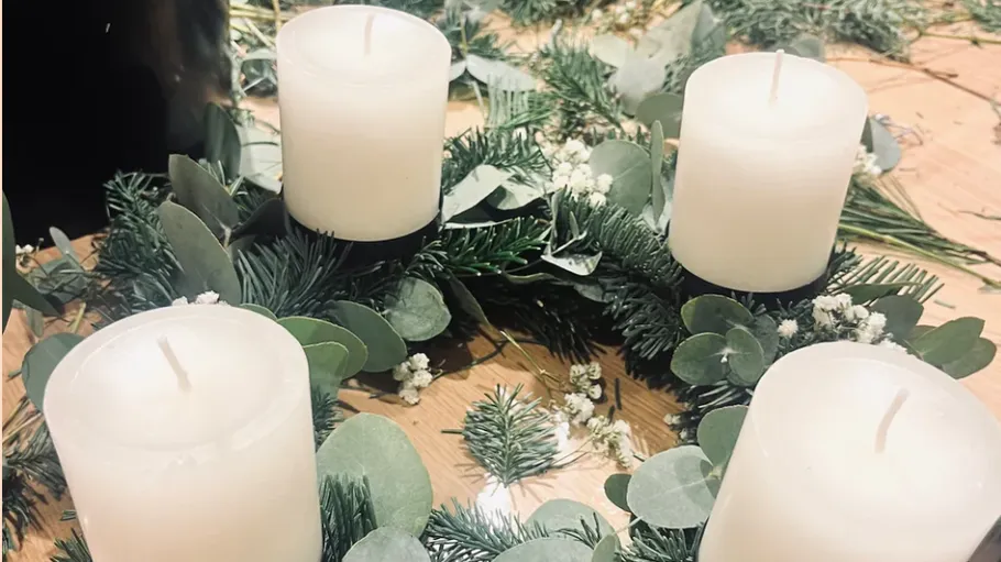 Four candles in a decorative wreath.