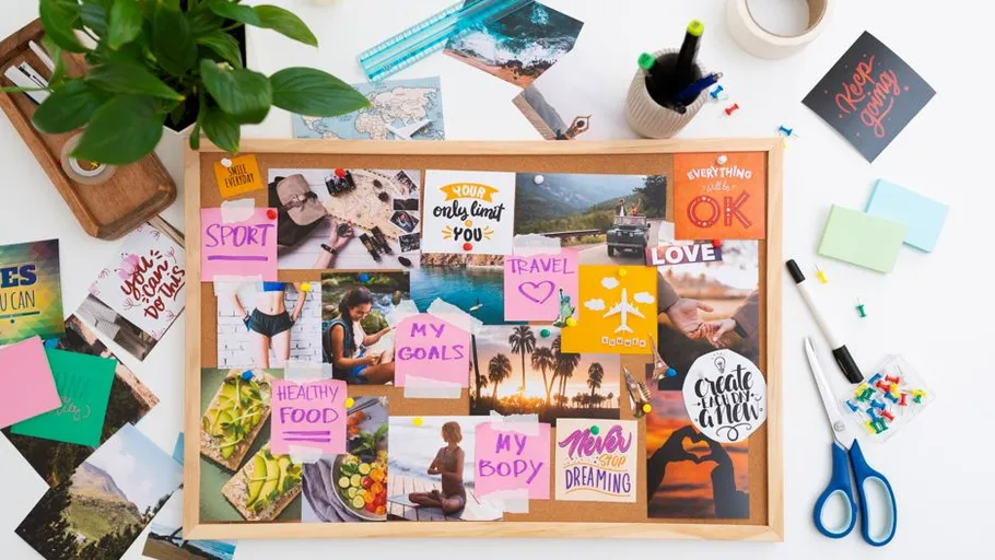 Inspirationswand mit Fotos und Notizen auf Tisch.