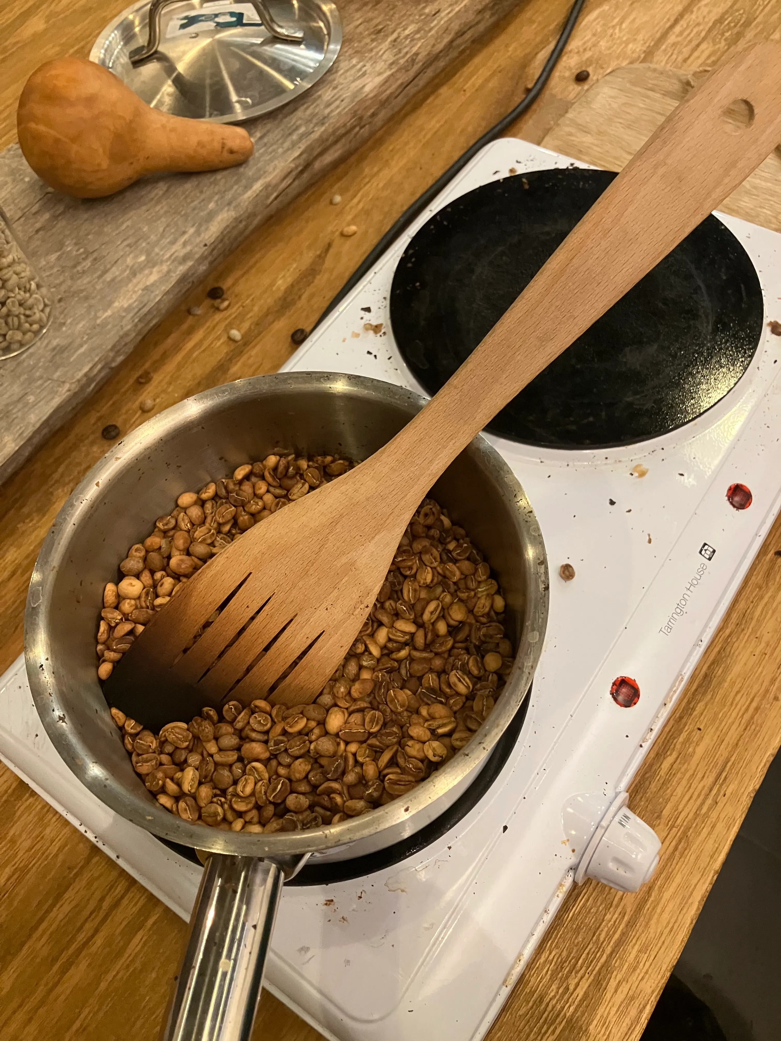 Kaffeebohnen in einem Topf auf dem Herd rösten.