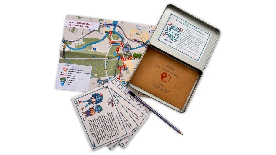 Schnitzeljagd-Karte und Materialien auf Tisch.