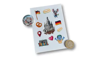 Sticker und Anstecker auf weißem Hintergrund.