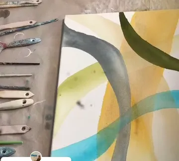 Abstraktes Gemälde mit Werkzeugen auf Leinwand.