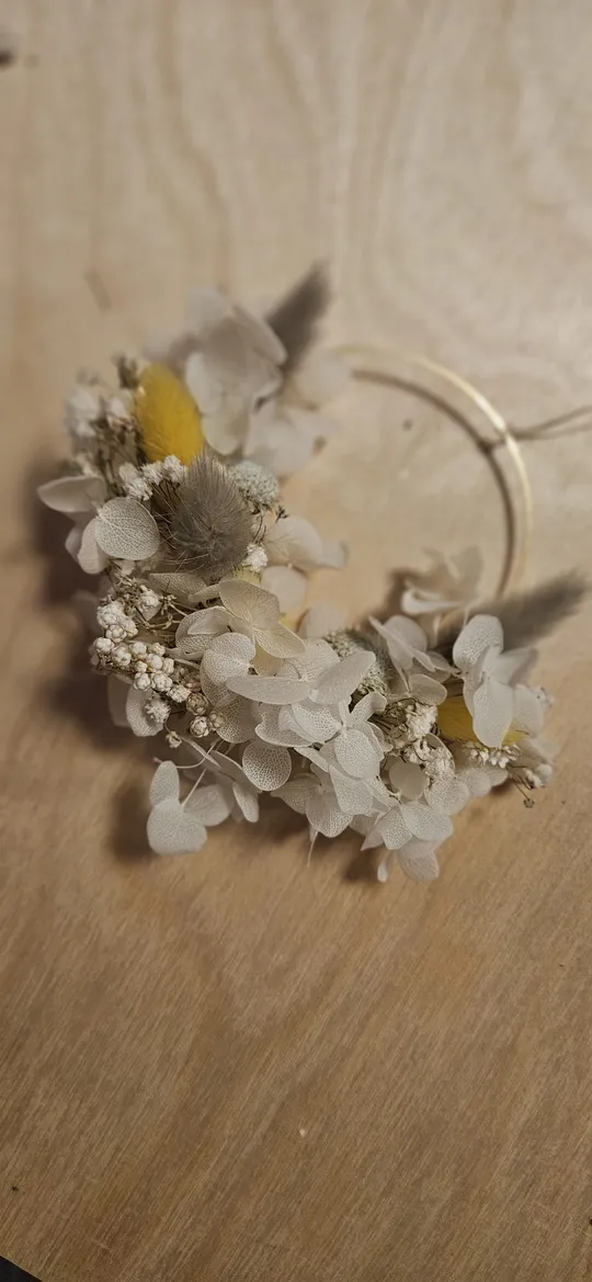 Blumiger Haarschmuck mit weißen und gelben Blumen.