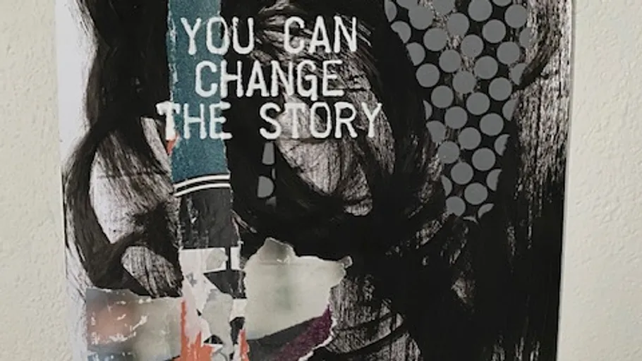 Abstraktes Poster mit Text an Wand.