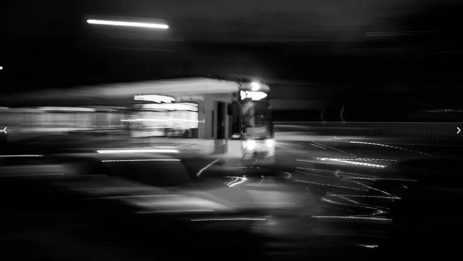 Unscharfer Bus bewegt sich nachts.