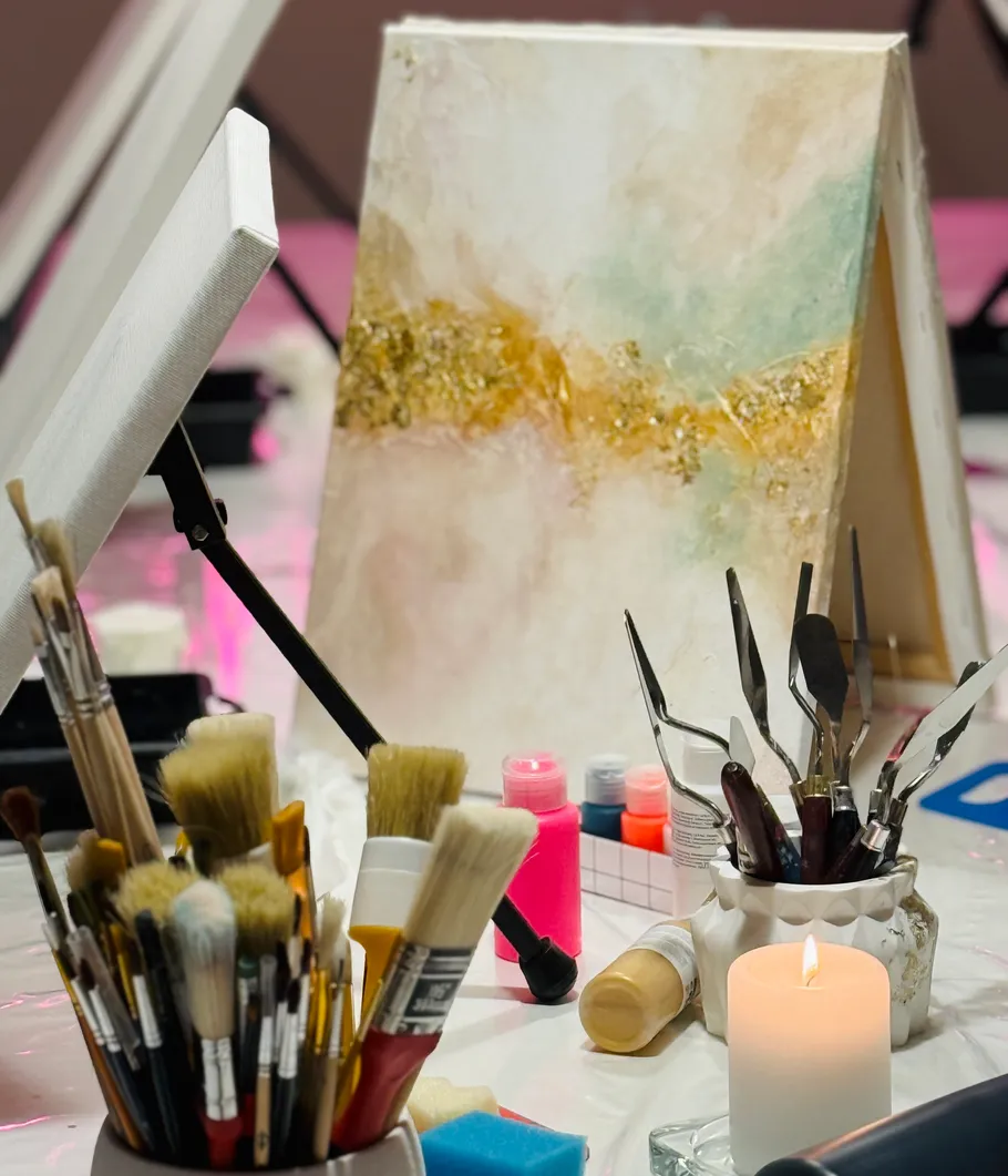 Kunstbedarf und Leinwand in kreativem Studio.