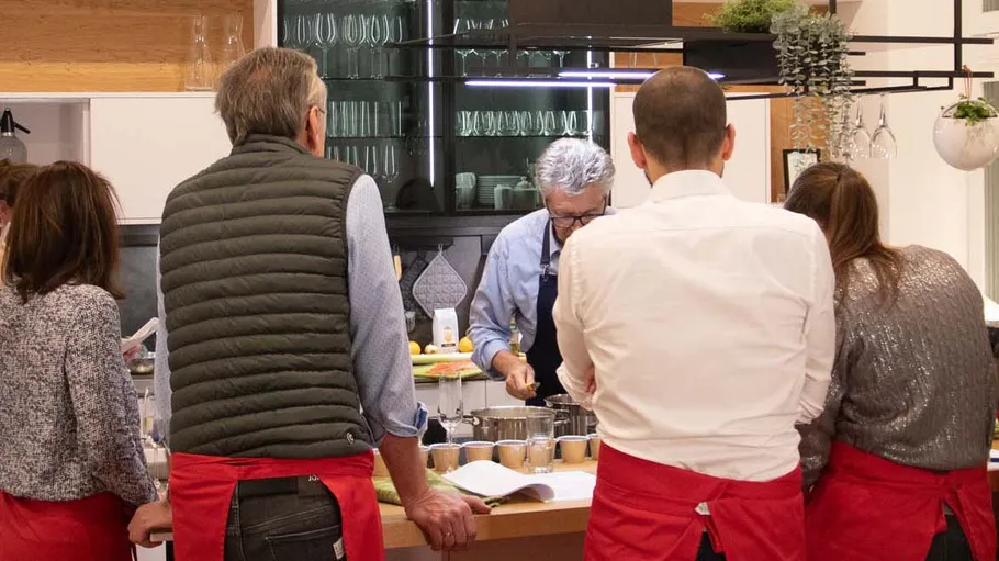 Menschen kochen zusammen in einer Küche.