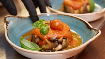 Gefüllte Aubergine mit Tomatensoße im Schüssel.