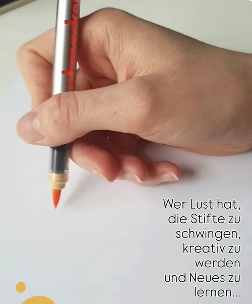 Hand hält Stift, schreibt auf leeres Papier.