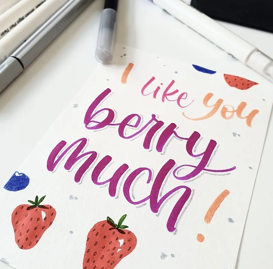 Handgezeichnete Karte mit Wortspiel und Erdbeeren.