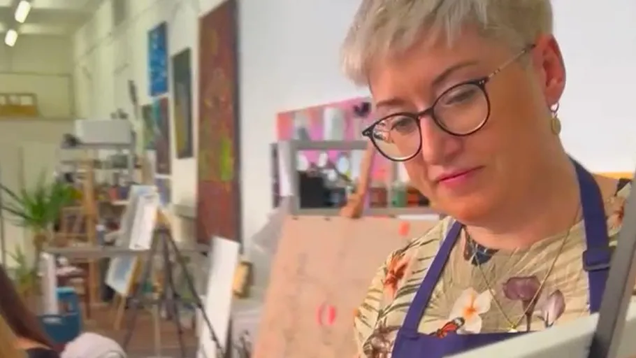 Frau malt in einem Kunststudio.