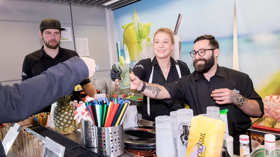 Barkeeper servieren Getränke an einer Cocktailbar.