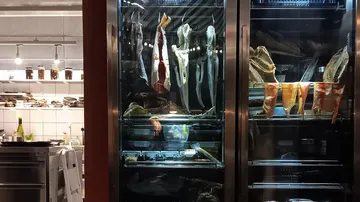 Fische hängen in einem großen Kühlschrank.