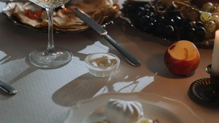 Eleganter Esstisch mit Früchten und Kerze.