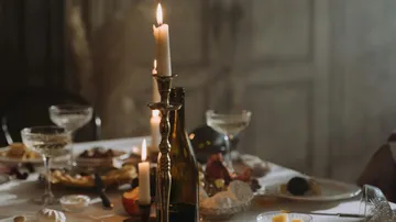 Kerzen auf einem Tisch mit Abendessen.
