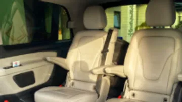 Zwei beige Autositze in einem Fahrzeug.
