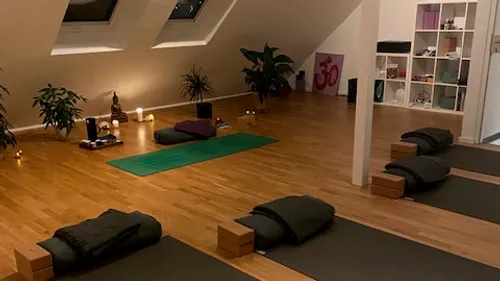 Yogamatten und Kissen in gemütlichem Raum.