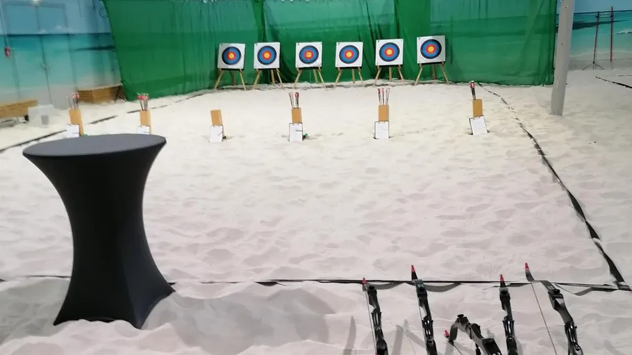 Bogensportplatz mit Zielen auf Sandboden.