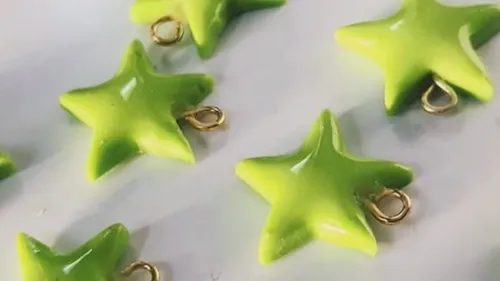 Grüne sternförmige Anhänger auf weißem Untergrund.