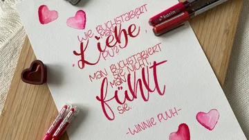 Zitat auf Papier mit Herzzeichnungen.