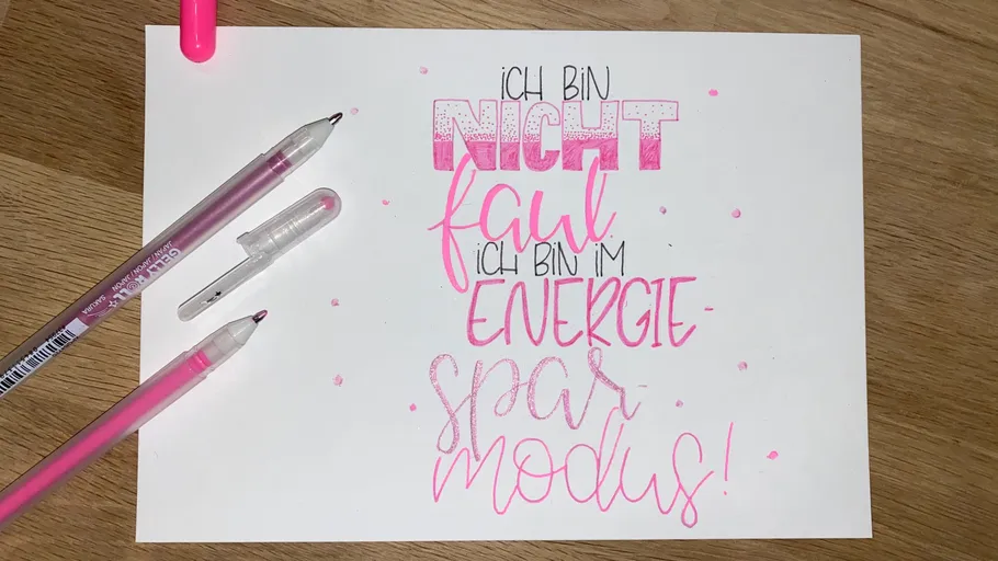 Handgeschriebenes Zitat auf Papier mit Stiften.