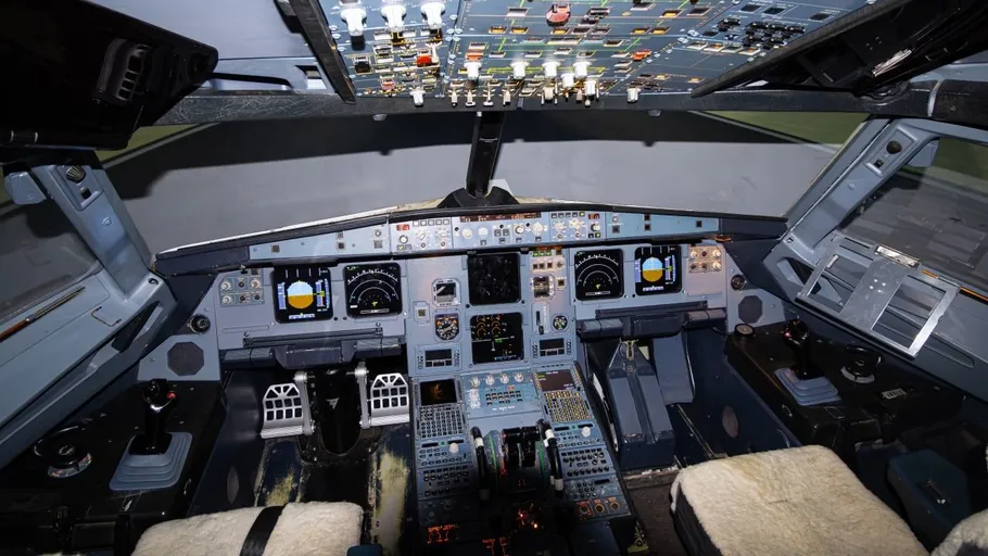 Flugzeug-Cockpit mit Instrumenten, schwach beleuchtet.