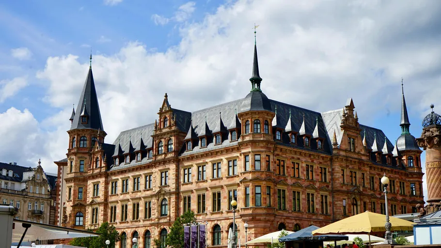 Historisches Backsteingebäude mit Türmen, Außenmarkt.