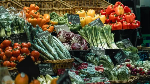 Bunte Gemüse an einem Marktstand ausgestellt.