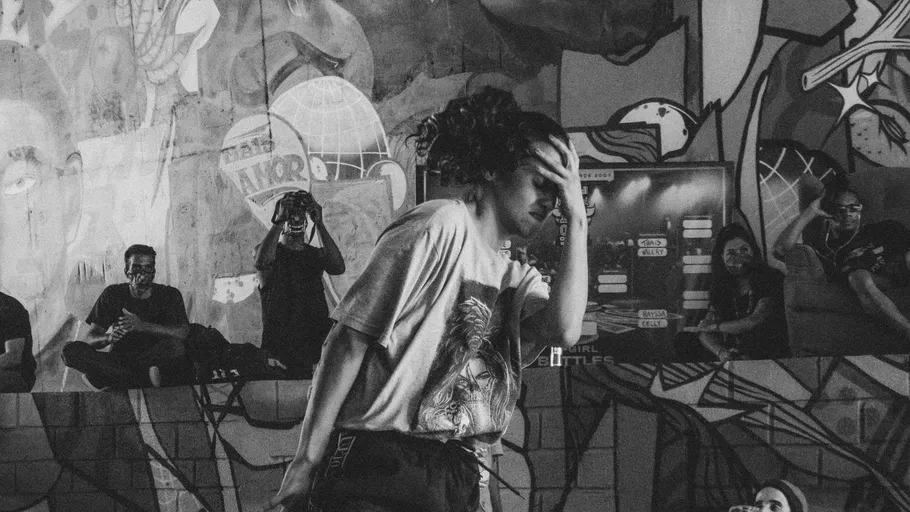 Person mit Hand im Gesicht, Street-Art-Hintergrund.