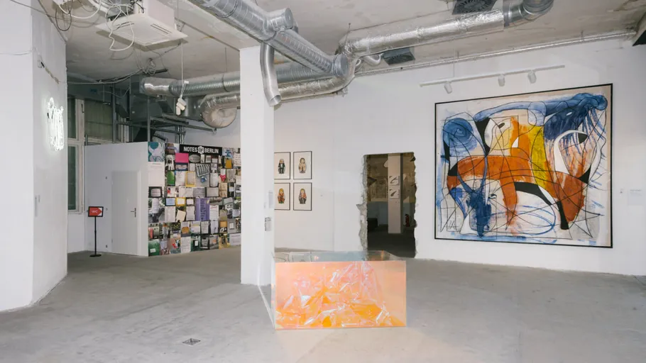 Kunstgalerie mit Gemälden und Installationen.