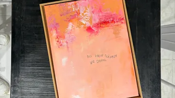 Abstraktes Gemälde in Orange und Rosa.