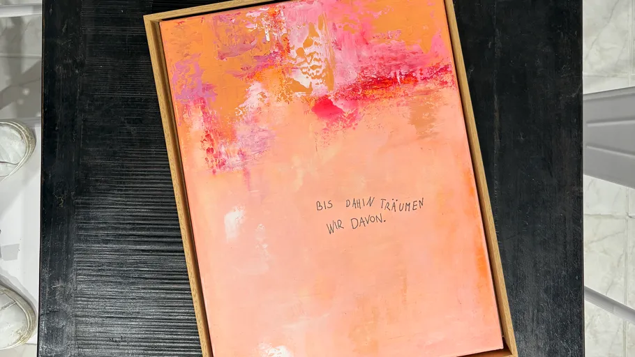 Abstraktes Gemälde in Orange und Rosa.