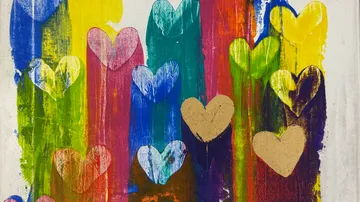 Bunte Herzen auf einer lebendigen Leinwand gemalt.