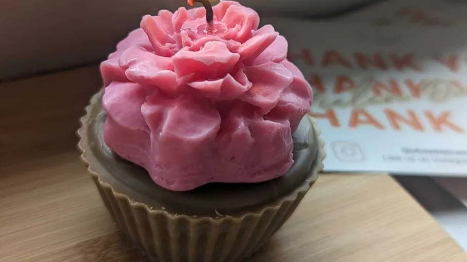 Cupcake mit rosa Blumenfrosting dekoriert.