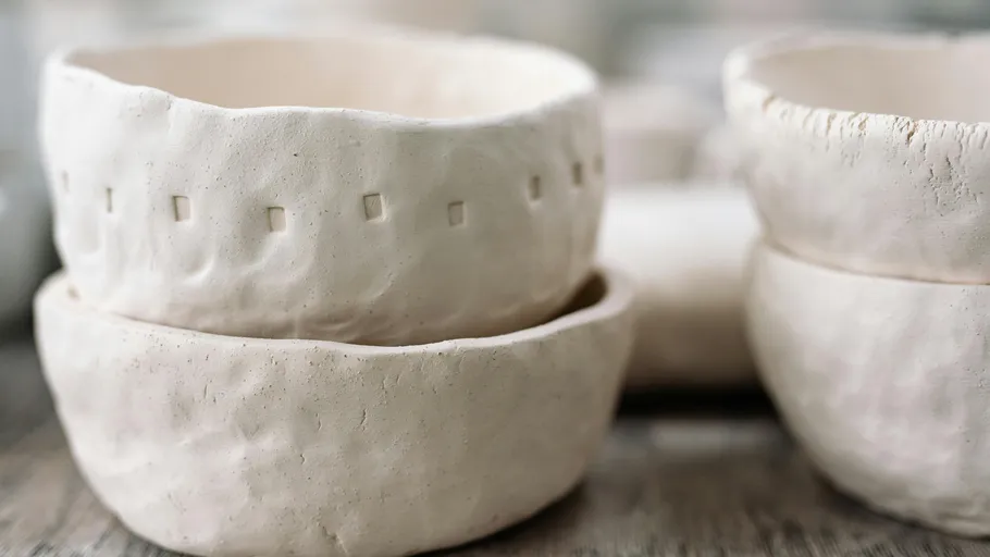 Handgefertigte Keramikschalen auf Tisch gestapelt.