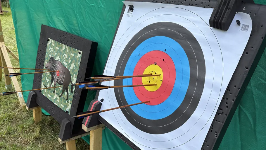 Ziele mit Pfeilen in einem Outdoor-Bogenschießstand.