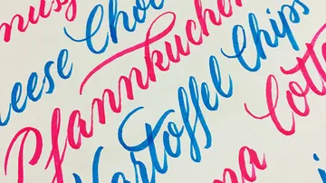 Bunte Kalligrafie-Wörter auf weißem Papier.