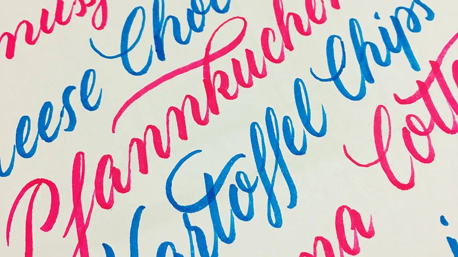 Bunte Kalligrafie-Wörter auf weißem Papier.