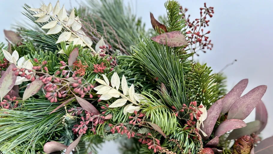 Kranz aus Kiefer und Laub mit Beeren.