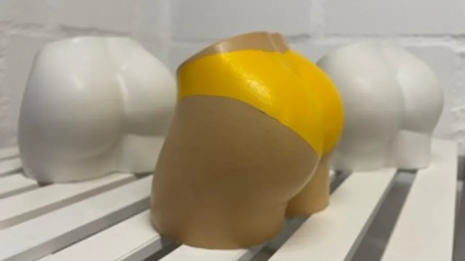 Kunststoff-Po-Modelle auf gestreifter Oberfläche.