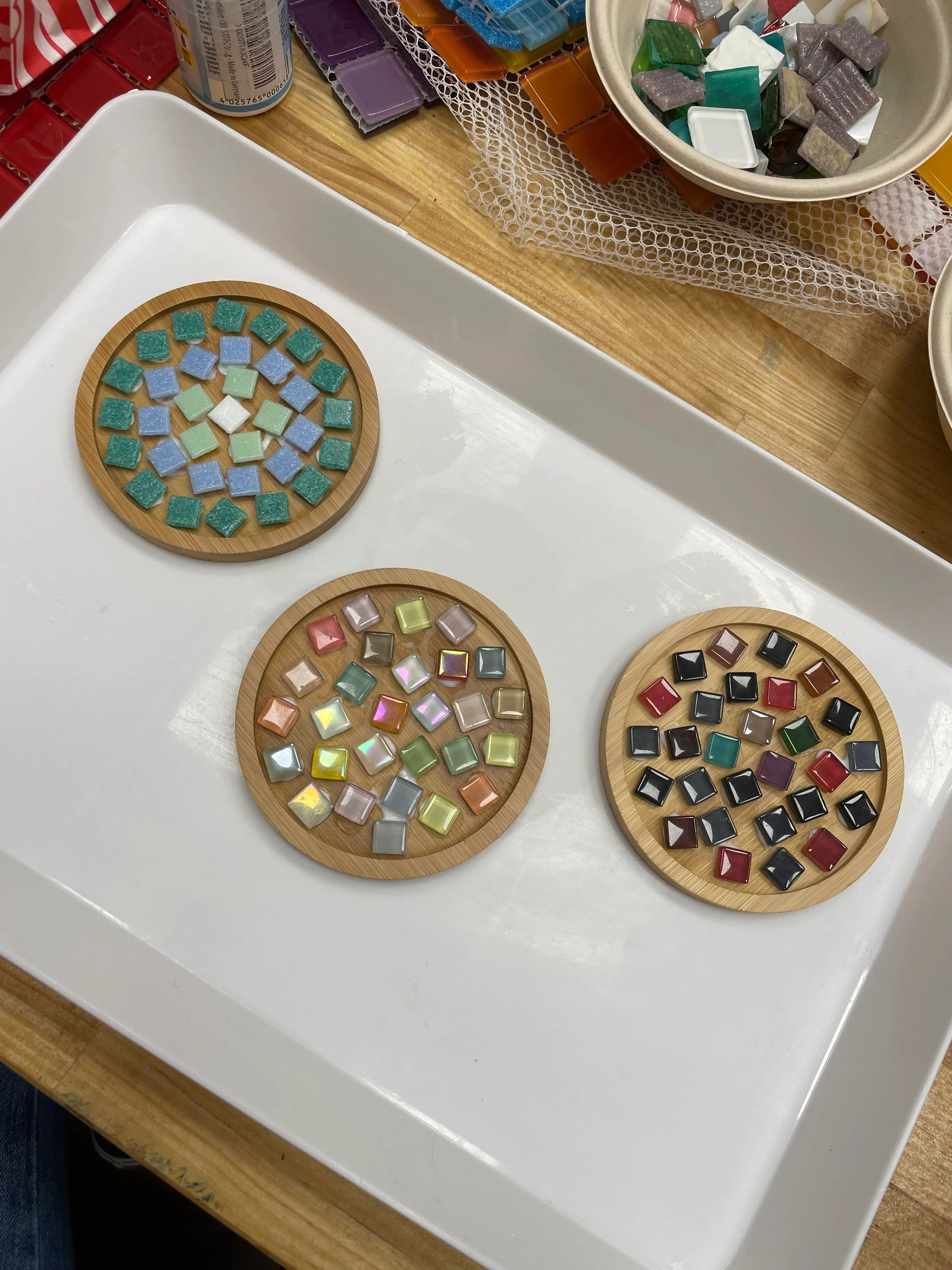 Runde Untersetzer mit bunten Mosaikfliesen.