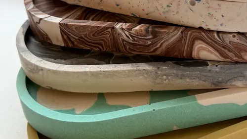 Stapel aus bunten, strukturierten Gummitabletts.