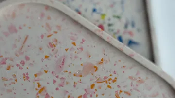 Nahaufnahme einer Terrazzo-Oberfläche mit bunten Chips.