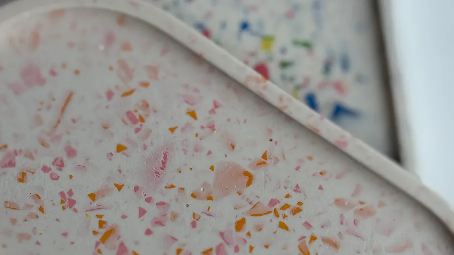 Nahaufnahme einer Terrazzo-Oberfläche mit bunten Chips.