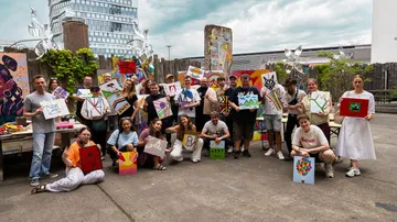 Gruppe zeigt Kunstwerke im Freien.