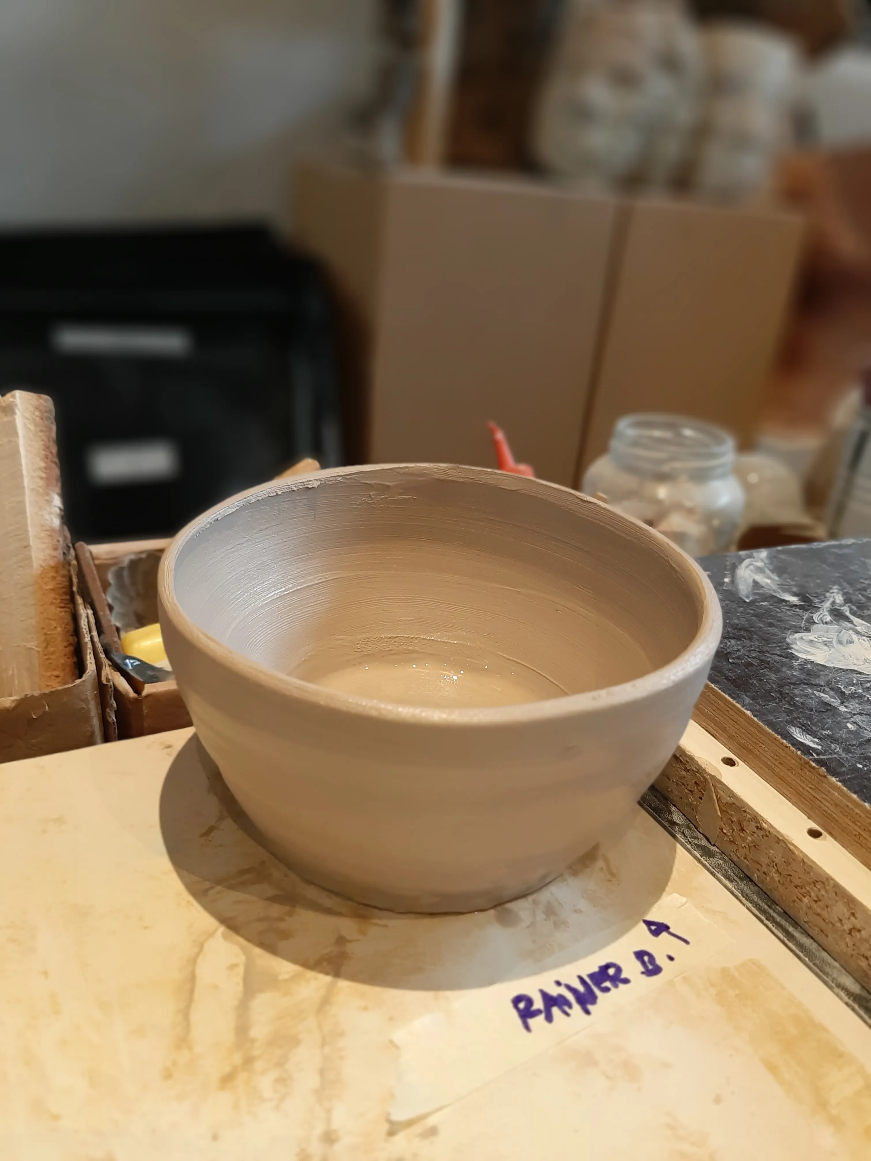 Unfertige Tonschale auf Werkstatttisch.
