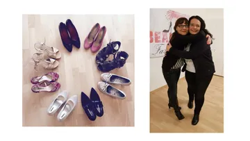 Verschiedene Schuhe im Kreis; zwei Frauen umarmen sich.