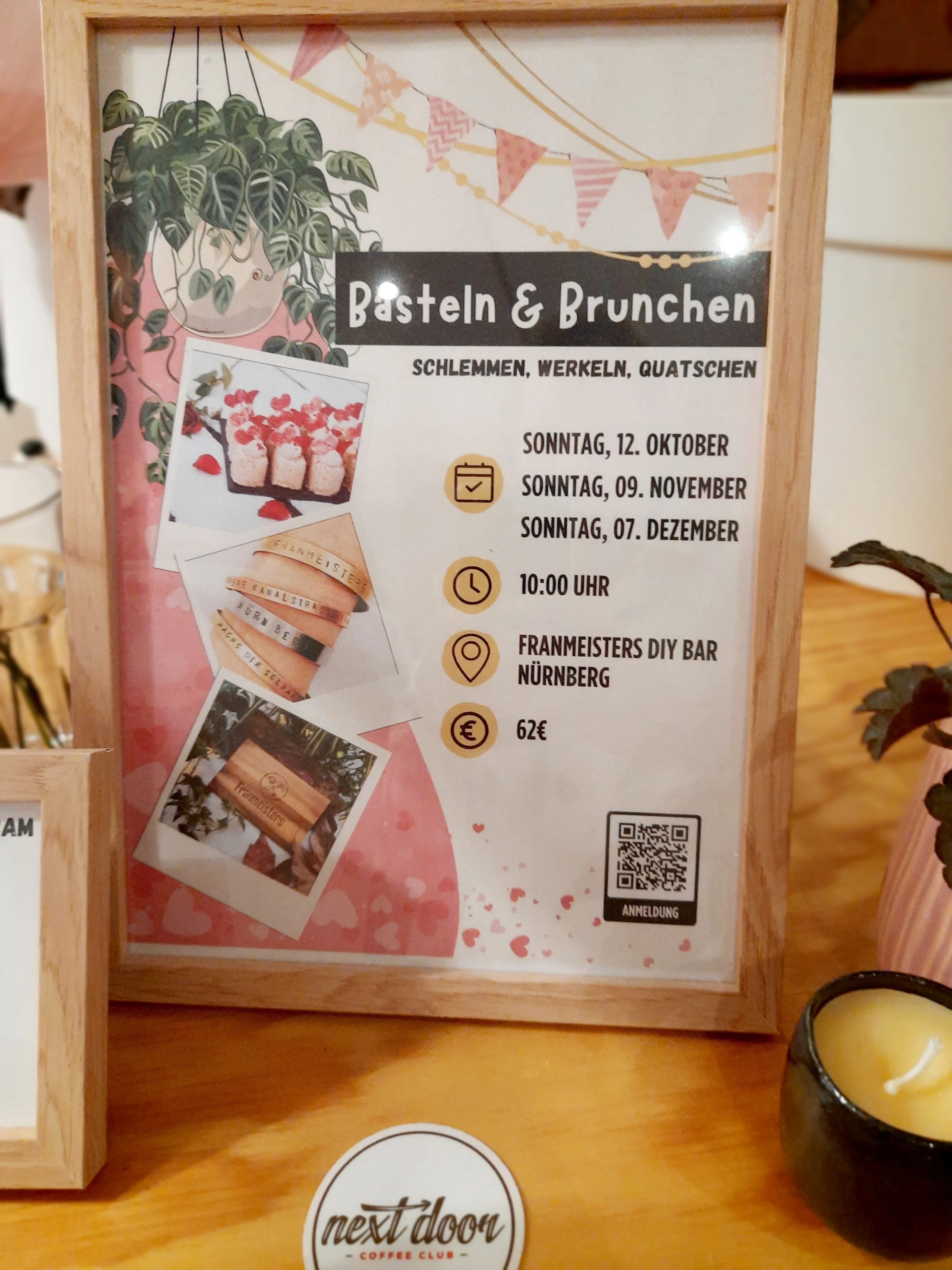 Gerahmtes Veranstaltungsplakat auf Holztisch.