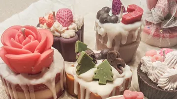 Bunte Kerzen geformt wie Desserts auf Display.